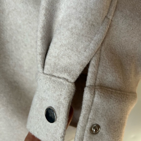 Zara Soft Overshirt. Oversized Metal Snap Front Closure. - Picture 4 of 8